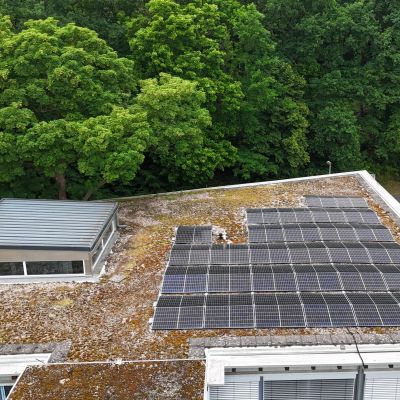 Solaranlage auf Flachdach mit 10 Grad Neigung